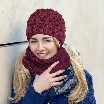 Mujer con capas funcionales y bufanda gruesa en invierno