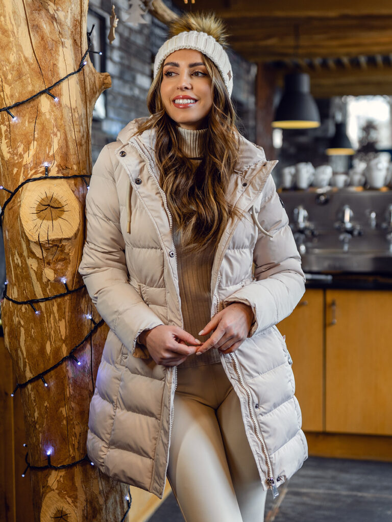 chaqueta-acolchada-vaqueros-sneakers