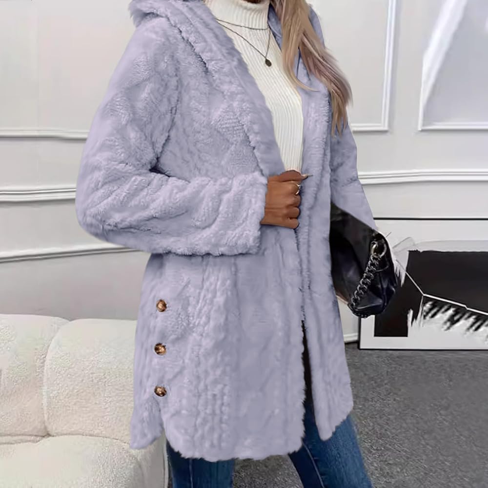 Estilo sofisticado con abrigo de piel falsa y ropa en tonos similares