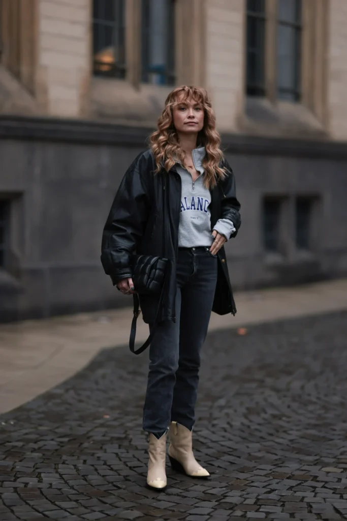 Look urbano femenino con chaqueta gruesa y pantalones ajustados