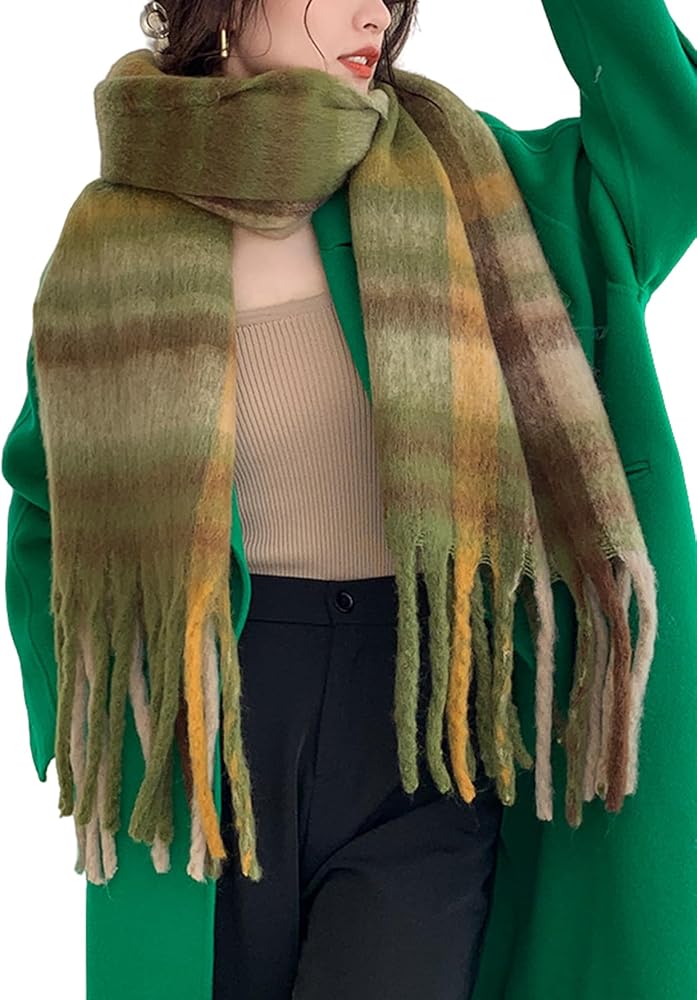 Look de invierno con gorro, bolso grande y capas versátiles