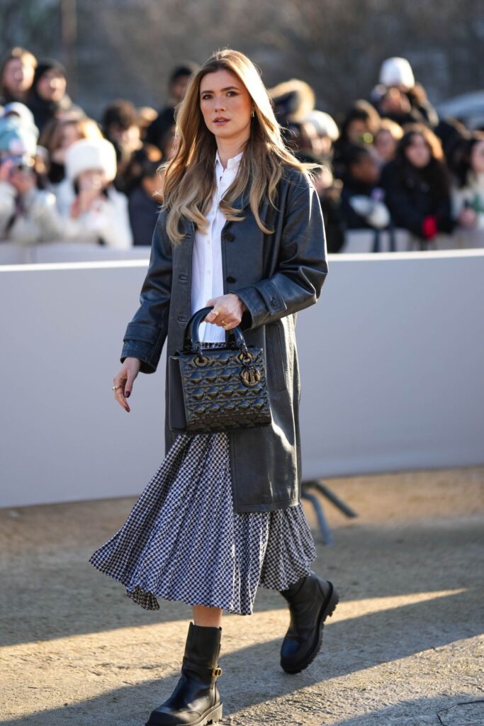 Moda de invierno 2025: suéter de punto grueso combinado con falda y botines