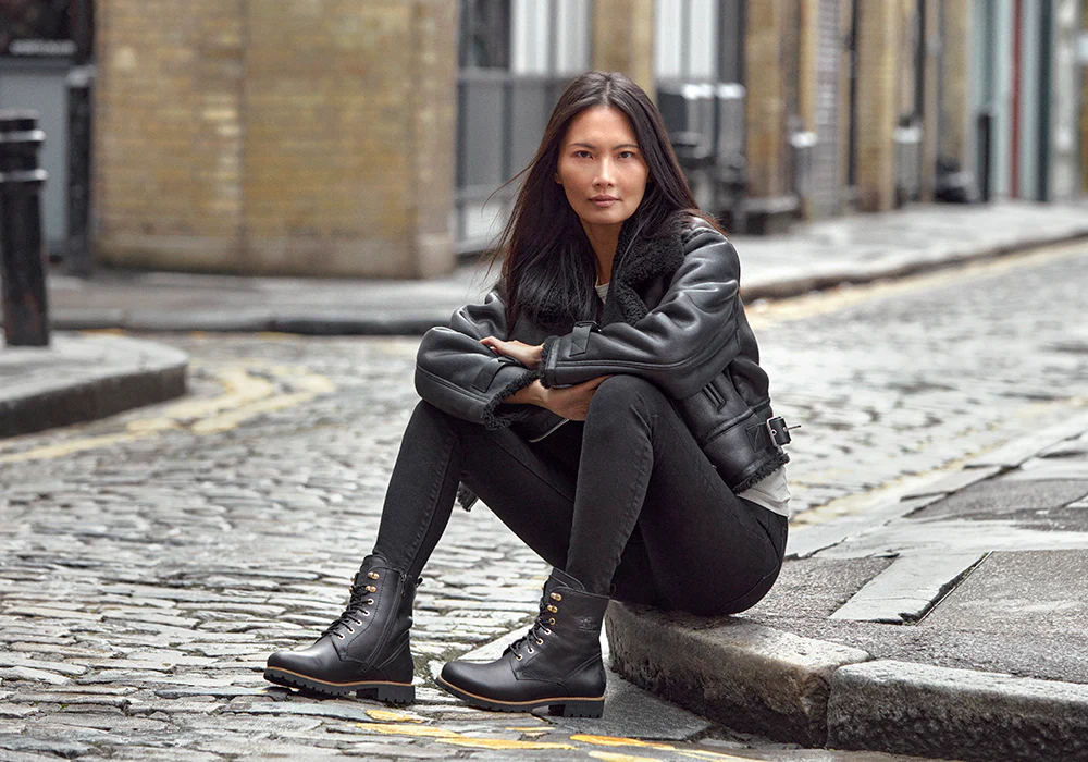 Moda de invierno: chaqueta acolchada combinada con jeans y botines