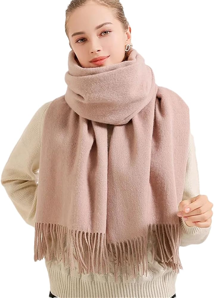 Outfit con varias capas funcionales y accesorios fuertes