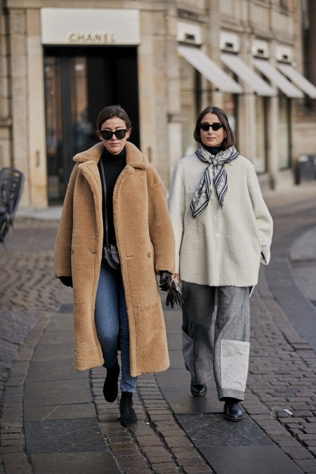 Outfit elegante monocromático con abrigo de textura llamativa