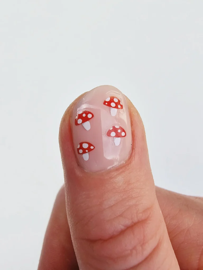 Mushroom nails fall trends 02